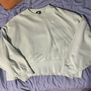 Light green nike crewneck, oversized and cropped, medium